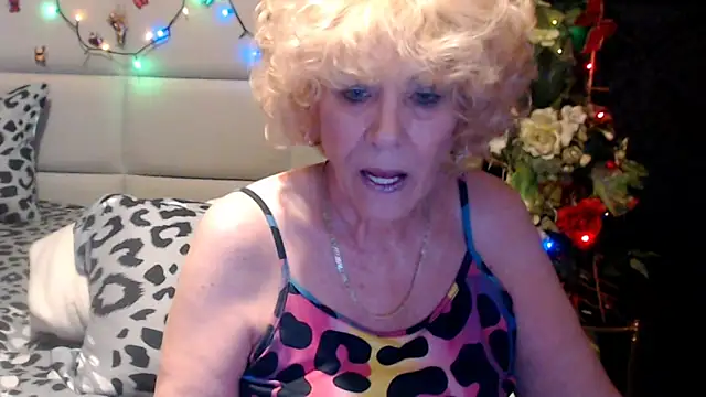 HappyWomanOn webcam