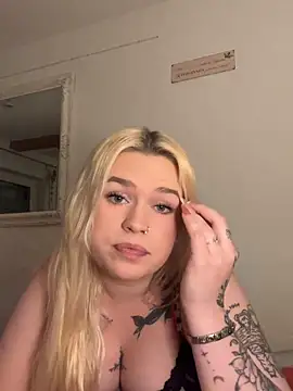 BlondeChaya webcam