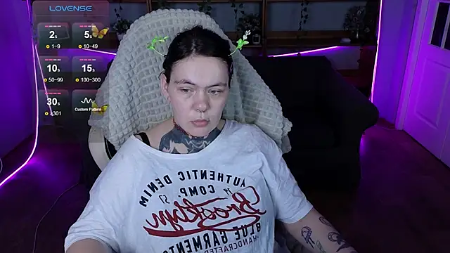 QwertyAnnie_Lbo webcam