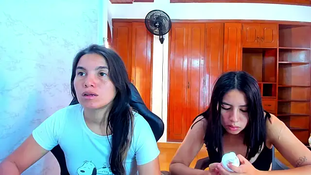 Emily_and_Soffy webcam