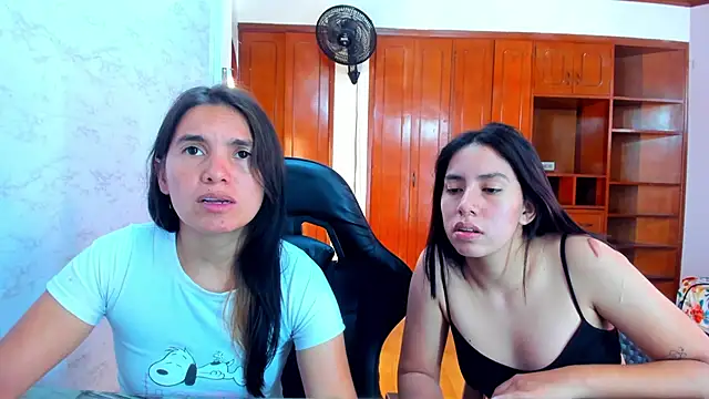 Emily_and_Soffy webcam