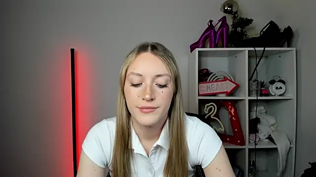 EvelynBlond webcam