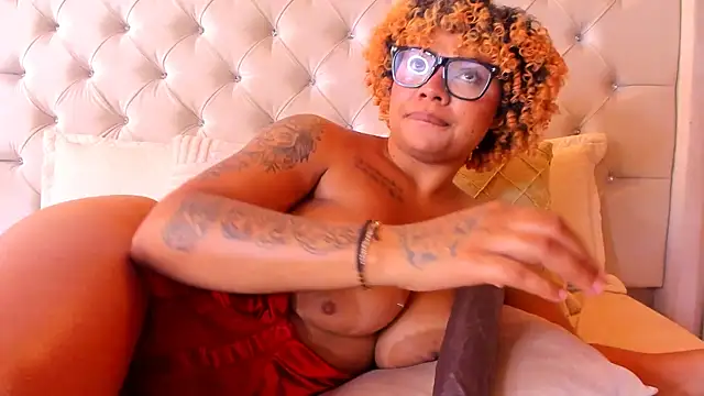 Eloisa_cleavage_ webcam