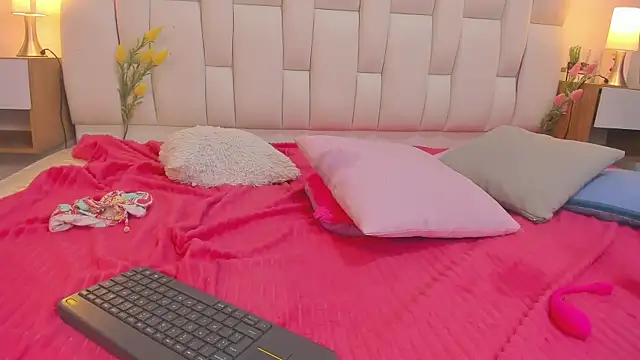 mask_red_girl webcam