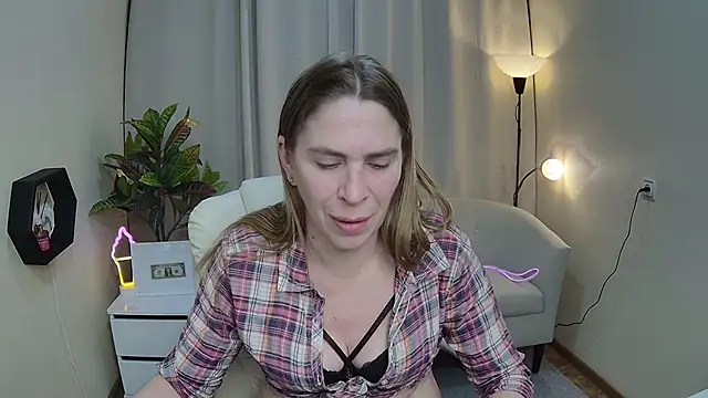 tessadaybreak (F milf) - gardening tools