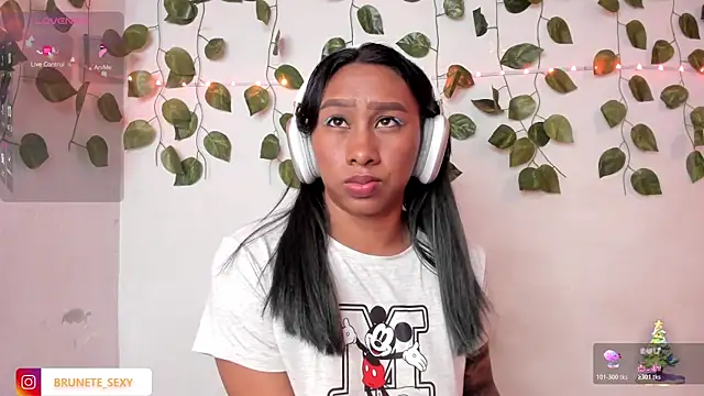 sexy_brunette_12 webcam