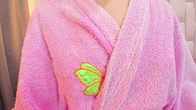 mask_red_girl webcam