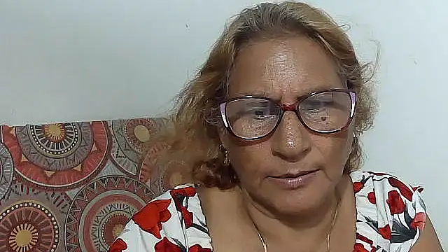 charrysexy1 (F mature) - agua  luminosa pussy