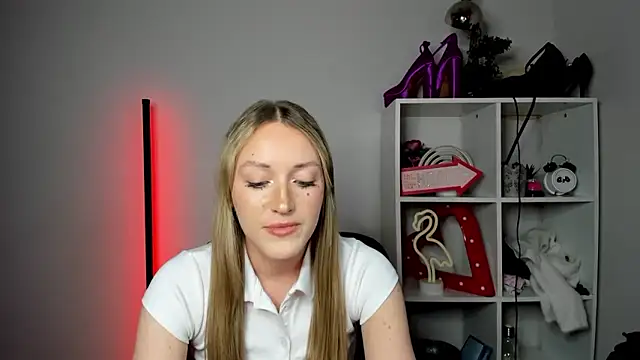 EvelynBlond webcam
