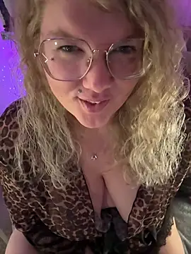 CurvyAnonymousGirl89 webcam