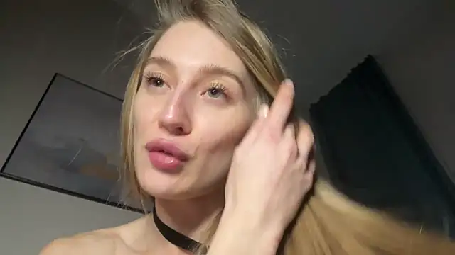 MissEvelynGlow webcam