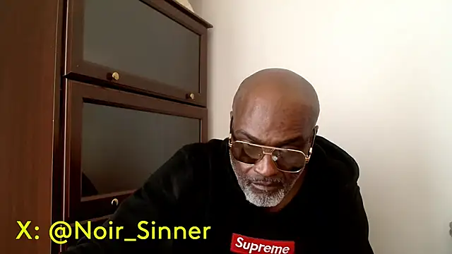 sinnernoir (M mature) - shower, press ass to glass