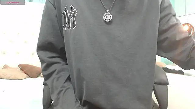 draxblade09 (M twink) - Shows the bulge through his underwear