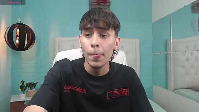 draxblade09 (M twink) - Shows the bulge through his underwear