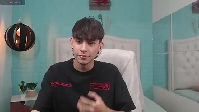 draxblade09 (M twink) - Shows the bulge through his underwear