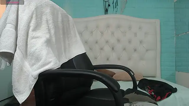 draxblade09 (M twink) - Shows the bulge through his underwear