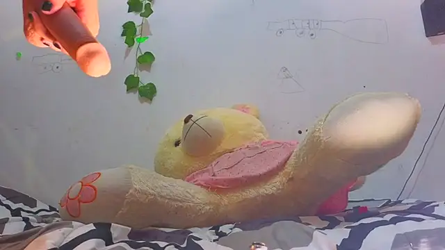 lucywhite13 - Lucywhite13's free webcam - UK Sex Cams