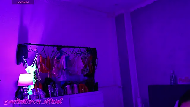 _MelinaCurves_ webcam