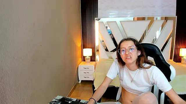 linda4petite - Linda4Petite's free webcam - UK Sex Cams