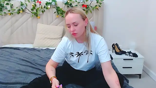 lilumoon__ - LiluMoon__'s free webcam - UK Sex Cams