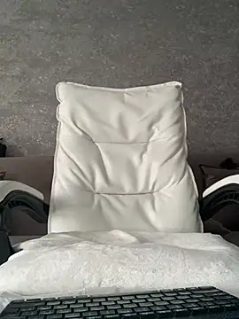 Webcam Model (LillySquirtShot)  is live.Free join now!