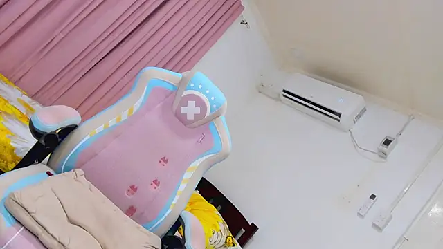 CraveMyCurves webcam