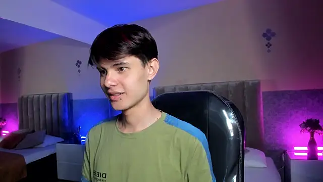 derek_sinn (M twink) - show con medias de gallina 😂