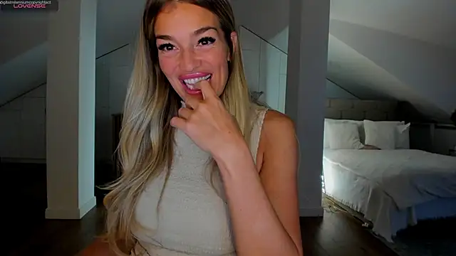 Yourhotqueeen webcam