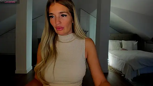 Yourhotqueeen webcam