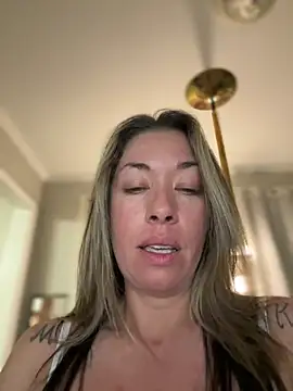 Webcam Model (MiraKisss)  is live.Free join now!