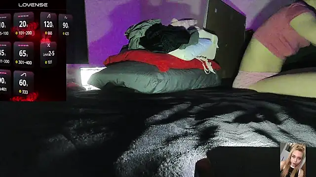 Blondiewithanass webcam