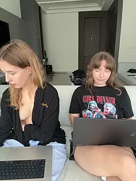 Nura_n_Sarah webcam