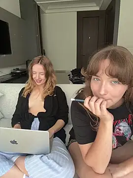 Nura_n_Sarah webcam