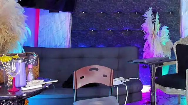 Queens_Wonders_Blonders's room