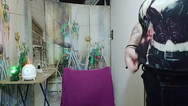 curly_greeneyed webcam