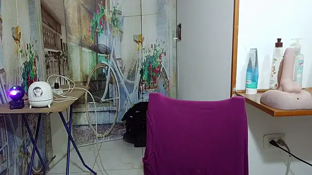 curly_greeneyed webcam