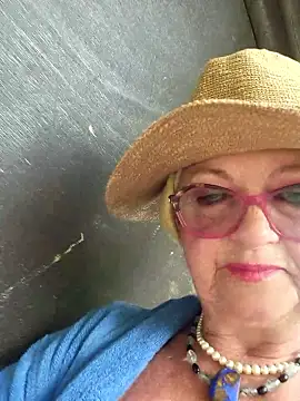 Webcam Model (Hot-Muci)  is live.Free join now!