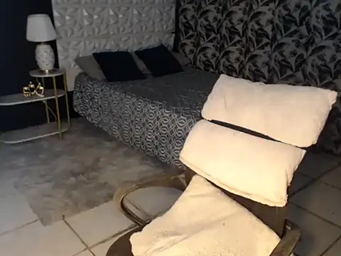 Creamycumdollx webcam