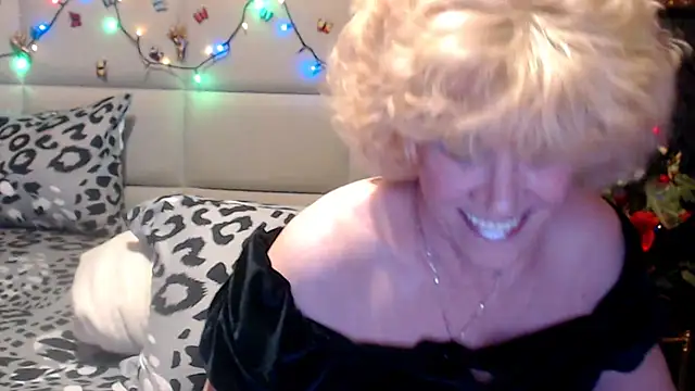 HappyWomanOn webcam
