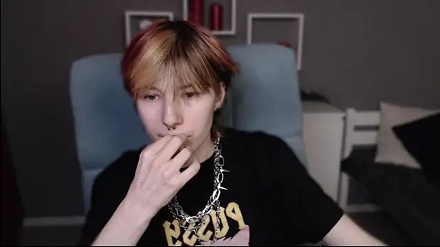 guitarandangell (F young) - What's under T-shirt today?