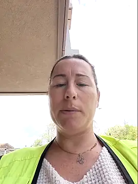 bichota85 (F milf) - Chupar tetas + 2 videos