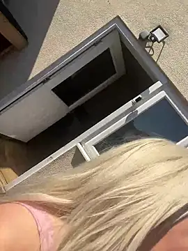 Webcam Model (Bustyblondebabe32)  is live.Free join now!