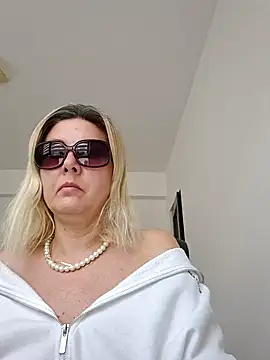 Webcam Model (Amelia9798) is live