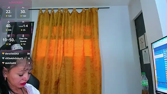 Naughtymilfx__ webcam