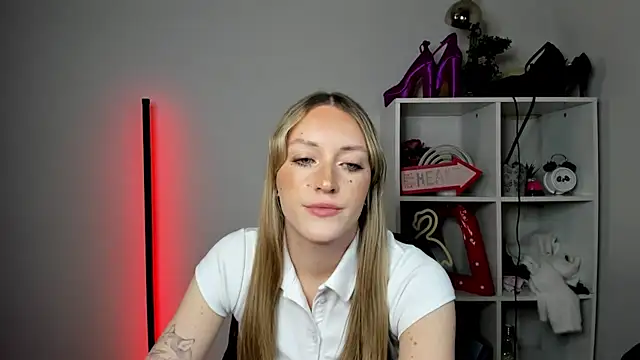 EvelynBlond webcam