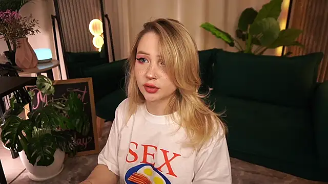 LauraWifeness webcam