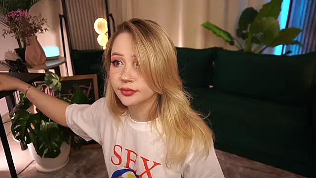 LauraWifeness webcam