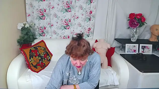 YourHotGranny webcam