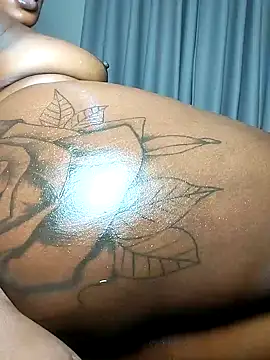 Hugemassivebootie webcam