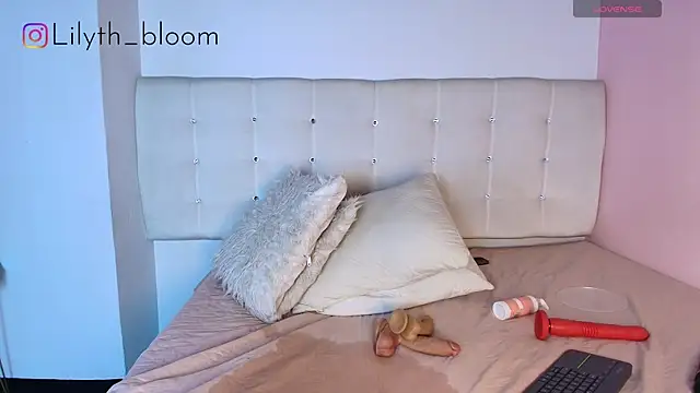 lilyth_bloom webcam
